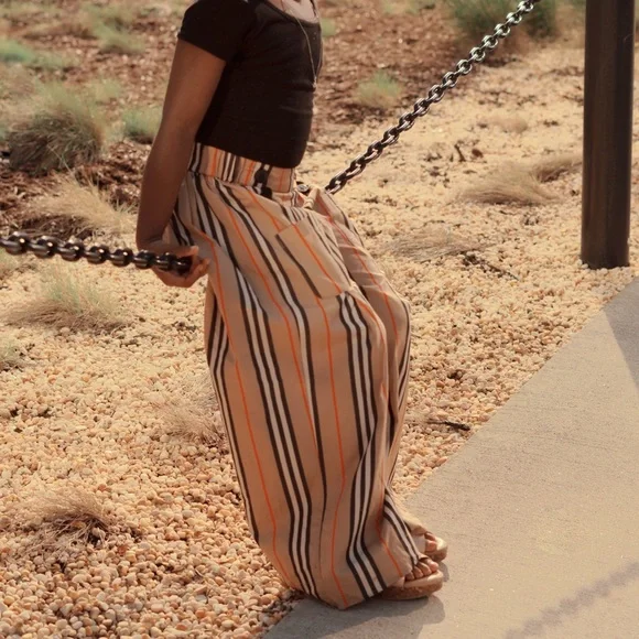 Girls' Burberry pants, worn once it's in Great condition - Picture 2 of 4